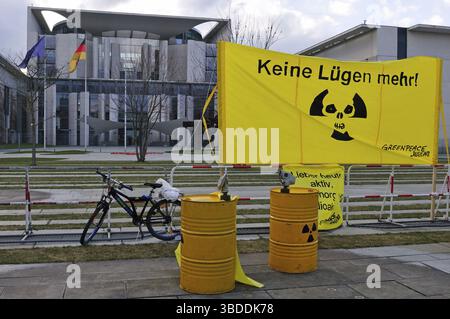 Gli attivisti di Greenpeace protestano contro l'energia nucleare davanti alla Cancelleria tedesca di Berlino (26.03.2011). Solo a Berlino più di 100, 000 Foto Stock