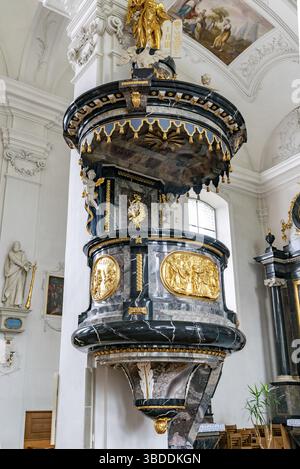 Svizzera - 3 luglio 2020: Vista interna della chiesa di Pietro e Paolo con il pulpito Foto Stock