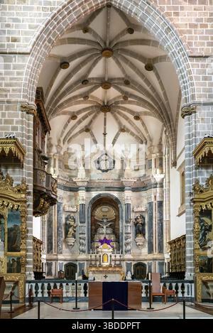 Evora, Portogallo - 24 marzo 2022: Vista dell'altare nella Chiesa di San Francisco a Evora Foto Stock