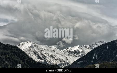 panorama montano con cime innevate e paesaggio espressivo delle Alpi svizzere a tarda primavera Foto Stock