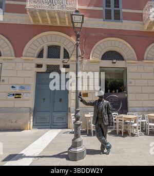PORTO EMPEDOCLE, ITALIA, 25 GIUGNO 2023 - statua dell'ispettore Montalbano a Porto Empedocle, provincia di Agrigento, Sicilia, Italia Foto Stock
