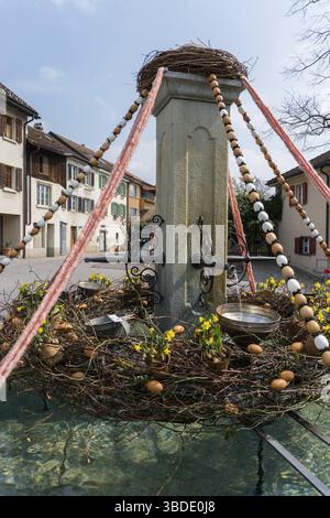 Una vista dettagliata di una festosa decorazioni per vacanze di Pasqua sul villaggio fontane della piccola città di Maienfeld nelle Alpi Svizzere Foto Stock