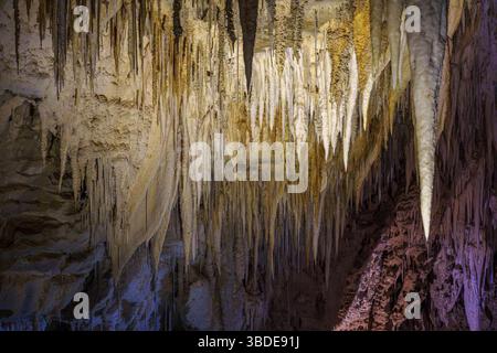 Formazione di stalattiti e stalagmiti calcaree nella grotta dei vermi luccianti Ruakuri a Waitomo Foto Stock