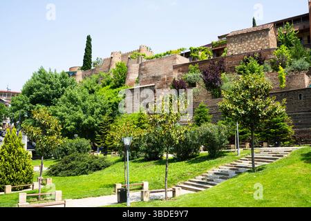 Tbilisi, Georgia. 17 maggio 2025. vista delle tipiche vecchie case in legno nel centro storico della città Foto Stock