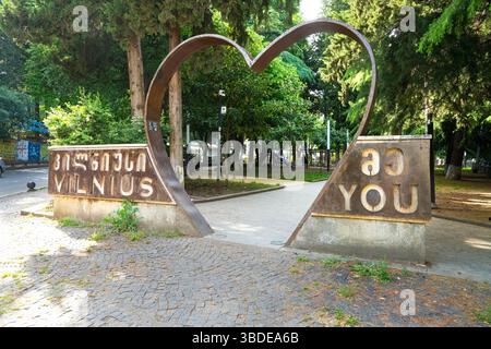 Tbilisi, Georgia. 17 maggio 2025. Vista dell'ingresso al parco di Vilnius nel centro della città Foto Stock