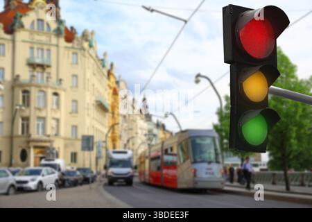Semafori sulla strada della città. Dispositivo di segnalazione Foto Stock