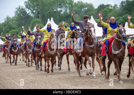 Windsor, Berkshire, Regno Unito. 15 maggio 2025. La mostra della Royal Cavalry of Oman al Royal Windsor Horse Show nei terreni privati del Castello di Windsor nel Berkshire. The Oman - A Passion for Tradition Performance porta gli spettatori in un viaggio attraverso i suggestivi paesaggi dell'Oman, tutti portati in vita da oltre 30 cavalli arabi, due carrozze tradizionali che distribuiscono incenso e una banda di marcia. Crediti: Maureen McLean/Alamy Foto Stock