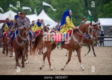 Windsor, Berkshire, Regno Unito. 15 maggio 2025. La mostra della Royal Cavalry of Oman al Royal Windsor Horse Show nei terreni privati del Castello di Windsor nel Berkshire. The Oman - A Passion for Tradition Performance porta gli spettatori in un viaggio attraverso i suggestivi paesaggi dell'Oman, tutti portati in vita da oltre 30 cavalli arabi, due carrozze tradizionali che distribuiscono incenso e una banda di marcia. Crediti: Maureen McLean/Alamy Foto Stock