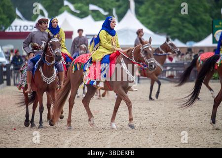 Windsor, Berkshire, Regno Unito. 15 maggio 2025. La mostra della Royal Cavalry of Oman al Royal Windsor Horse Show nei terreni privati del Castello di Windsor nel Berkshire. The Oman - A Passion for Tradition Performance porta gli spettatori in un viaggio attraverso i suggestivi paesaggi dell'Oman, tutti portati in vita da oltre 30 cavalli arabi, due carrozze tradizionali che distribuiscono incenso e una banda di marcia. Crediti: Maureen McLean/Alamy Foto Stock