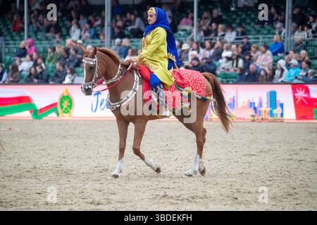 Windsor, Berkshire, Regno Unito. 15 maggio 2025. La mostra della Royal Cavalry of Oman al Royal Windsor Horse Show nei terreni privati del Castello di Windsor nel Berkshire. The Oman - A Passion for Tradition Performance porta gli spettatori in un viaggio attraverso i suggestivi paesaggi dell'Oman, tutti portati in vita da oltre 30 cavalli arabi, due carrozze tradizionali che distribuiscono incenso e una banda di marcia. Crediti: Maureen McLean/Alamy Foto Stock