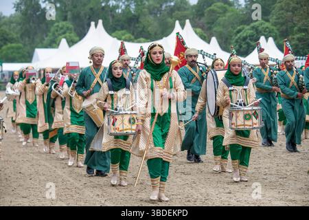 Windsor, Berkshire, Regno Unito. 15 maggio 2025. La mostra della Royal Cavalry of Oman al Royal Windsor Horse Show nei terreni privati del Castello di Windsor nel Berkshire. The Oman - A Passion for Tradition Performance porta gli spettatori in un viaggio attraverso i suggestivi paesaggi dell'Oman, tutti portati in vita da oltre 30 cavalli arabi, due carrozze tradizionali che distribuiscono incenso e una banda di marcia. Crediti: Maureen McLean/Alamy Foto Stock