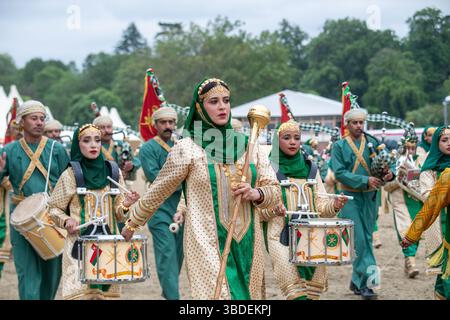 Windsor, Berkshire, Regno Unito. 15 maggio 2025. La mostra della Royal Cavalry of Oman al Royal Windsor Horse Show nei terreni privati del Castello di Windsor nel Berkshire. The Oman - A Passion for Tradition Performance porta gli spettatori in un viaggio attraverso i suggestivi paesaggi dell'Oman, tutti portati in vita da oltre 30 cavalli arabi, due carrozze tradizionali che distribuiscono incenso e una banda di marcia. Crediti: Maureen McLean/Alamy Foto Stock