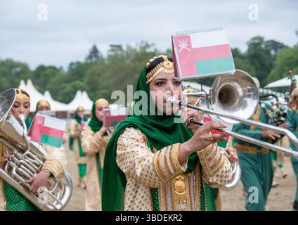 Windsor, Berkshire, Regno Unito. 15 maggio 2025. La mostra della Royal Cavalry of Oman al Royal Windsor Horse Show nei terreni privati del Castello di Windsor nel Berkshire. The Oman - A Passion for Tradition Performance porta gli spettatori in un viaggio attraverso i suggestivi paesaggi dell'Oman, tutti portati in vita da oltre 30 cavalli arabi, due carrozze tradizionali che distribuiscono incenso e una banda di marcia. Crediti: Maureen McLean/Alamy Foto Stock