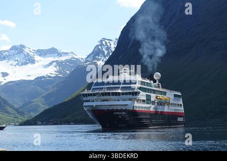 Hurtigruten nave passeggeri in Norvegia mentre navighi nei fiordi Foto Stock
