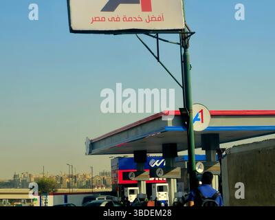 Cairo, Egitto, 20 maggio 2025: Una stazione di benzina e di petrolio A1 nella città di Nasr, una stazione di servizio, una stazione di servizio o una stazione di servizio è una struttura che vende carburante Foto Stock