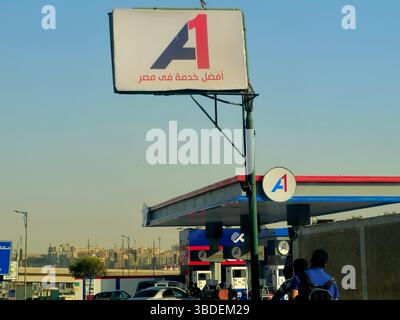 Cairo, Egitto, 20 maggio 2025: Una stazione di benzina e di petrolio A1 nella città di Nasr, una stazione di servizio, una stazione di servizio o una stazione di servizio è una struttura che vende carburante Foto Stock