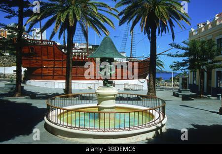 Fontana con Monumento Napoleone, Museo delle navi, Plaza de la Alameda, Santa Cruz, la Palma, Isole Canarie, Museo Navale, replica della nave Santa Maria Foto Stock