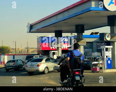 Cairo, Egitto, 20 maggio 2025: Una stazione di benzina e di petrolio A1 nella città di Nasr, una stazione di servizio, una stazione di servizio o una stazione di servizio è una struttura che vende carburante Foto Stock
