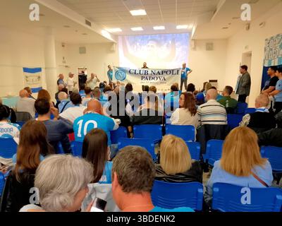 Padova, Italia. 23 maggio 2025. Padova : la squadra di calcio del Napoli tifa per la vittoria della squadra. La squadra di calcio del Napoli ha appena vinto il quarto campionato. Molti abitanti della città di Padova hanno origini napoletane. Foto Stock