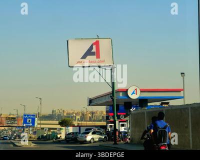Cairo, Egitto, 20 maggio 2025: Una stazione di benzina e di petrolio A1 nella città di Nasr, una stazione di servizio, una stazione di servizio o una stazione di servizio è una struttura che vende carburante Foto Stock