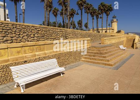 Roquetas de Mar, Spagna - 2 marzo, 2022: Vista del faro di Roquetas de Mar sulla costa dell'Andalusia Foto Stock