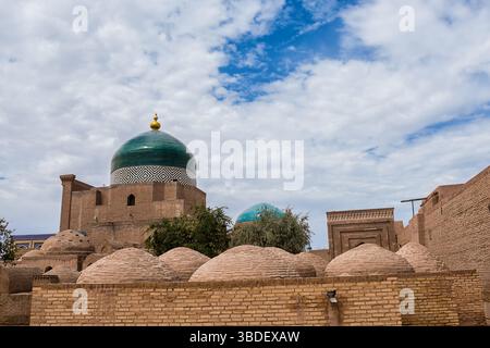 Vista del complesso Pahlavon mahmud all'interno dell'antica città di Khiva in Uzbekistan Foto Stock