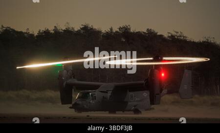 USAF V-22 Ospreys at Pembrey Sands con effetto Kopp-Etchells catturato Foto Stock
