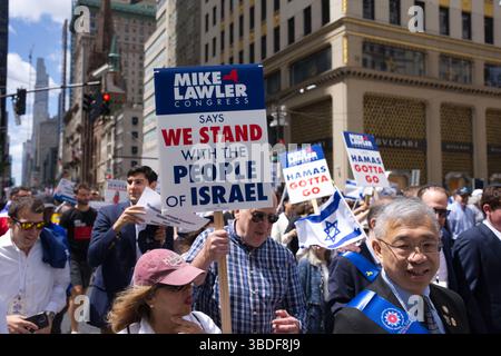 Un raduno pro-Israele a New York. I partecipanti hanno dei segnali a sostegno di Israele e criticano Hamas. La folla è variegata, con varie età e eth Foto Stock