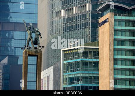 Monumento Selamat Datang o monumento di benvenuto nel centro di Giacarta, Indonesia, Asia sudorientale. La costruzione della statua è stata fatta da scultura indonesiana Foto Stock