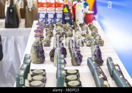 (250524) -- CHONGQING, 24 maggio 2025 (Xinhua) -- i prodotti Gemstone sono illustrati nel padiglione nazionale dell'Uruguay durante la settima fiera internazionale per gli investimenti e il commercio della Cina occidentale nella municipalità di Chongqing, 23 maggio 2025. Alla 7a Fiera Internazionale per gli investimenti e il commercio della Cina Occidentale a Chongqing, il padiglione nazionale dell'Uruguay è diventato una calamita per la folla con la sua incredibile esposizione di pietre preziose di ametista viola profondo, attirando curiosi curiosi desiderosi di saperne di più.PER ANDARE CON "Economic Watch: I prodotti uruguaiani guadagnano terreno nella Cina occidentale via terra-mare Foto Stock