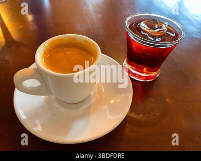 Tazza di caffè e bicchiere di liquore. Foto Stock