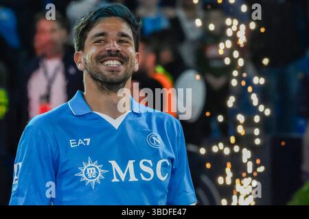 Giovanni Simeone dell'SSC Napoli festeggia durante la cerimonia di premiazione al termine della partita di calcio di serie A tra il Napoli e il Cagliari calcio allo stadio Diego Armando Maradona di Napoli (Italia), il 24 maggio 2025. Il Napoli ha vinto il suo 4° campionato italiano. Foto Stock