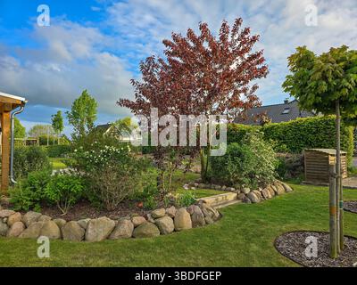 Muro di pietra in un giardino durante la primavera Foto Stock