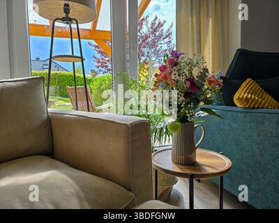 soggiorno moderno con decorazioni floreali Foto Stock