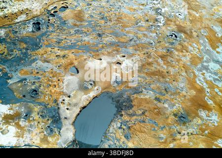 Hverir, Islanda. Un'ampia area geotermica mostra vibranti tonalità di terra e formazioni uniche, mostrando piscine e tessuti naturali. Foto Stock