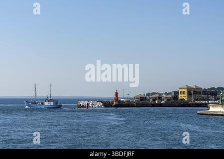 Helsingor, Danimarca - 17 giugno 2021: La barca da pesca lascia il porto di Helsingor Foto Stock