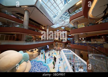 Guardando dentro Airside, un centro commerciale a Kai Tak. Maggio 2025 Foto Stock
