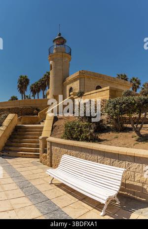 Roquetas de Mar, Spagna - 2 marzo, 2022: Vista del faro di Roquetas de Mar sulla costa dell'Andalusia Foto Stock