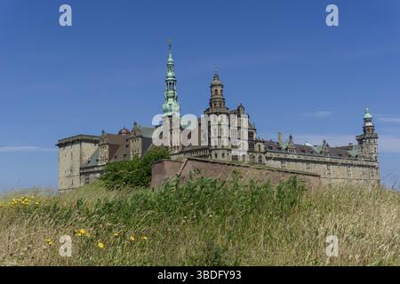 Helsingor, Danimarca - 17 giugno 2021: Veduta del Castello di Kronborg sulla costa del Mar Baltico a Helsingor Foto Stock