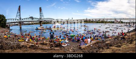 The Big Float, Portland, Oregon - 14 luglio 2018: Le persone si riuniscono sul fiume Willamette per una divertente giornata di galleggiamento su gommoni e musica dal vivo. Foto Stock