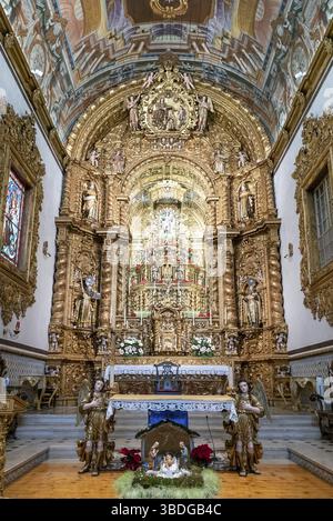 Faro, Portogallo - 31 dicembre 2020: Veduta dell'altare della Chiesa di Igreja do Carmo a Faro Foto Stock
