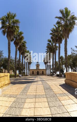Roquetas de Mar, Spagna - 2 marzo, 2022: Vista del faro di Roquetas de Mar sulla costa dell'Andalusia Foto Stock