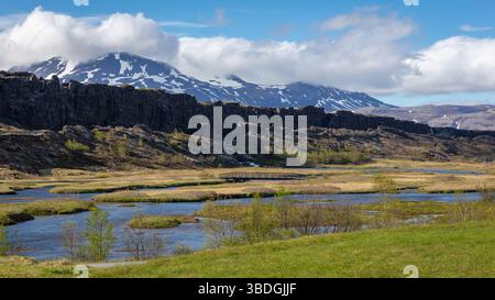 Parco nazionale di Thingvellir e paesaggio di Logberg (Law Rock), sede del parlamento dell'Althing, valle con piscine, corsi d'acqua e montagne. Foto Stock