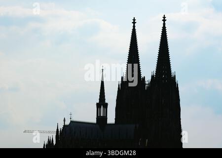 Silhouette a contrasto elevato della cattedrale di Colonia contro un cielo nuvoloso Foto Stock