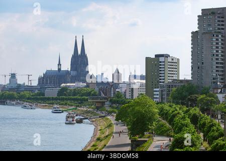 Skyline di Colonia con vista sulla cattedrale e sul lungofiume Foto Stock