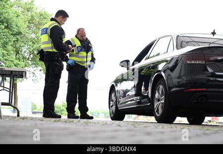 Bad Bentheim, Germania. 24 maggio 2025. Gli agenti di polizia federali controllano il traffico di ingresso al valico di frontiera verso i Paesi Bassi. Su istruzioni del Ministro federale degli interni, l'Ispettorato federale di polizia di Bad Bentheim ha intensificato i controlli alle frontiere. Crediti: Lars Penning/dpa/Alamy Live News Foto Stock