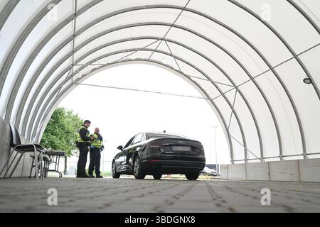 Bad Bentheim, Germania. 24 maggio 2025. Gli agenti di polizia federali controllano il traffico di ingresso al valico di frontiera verso i Paesi Bassi. Su istruzioni del Ministro federale degli interni, l'Ispettorato federale di polizia di Bad Bentheim ha intensificato i controlli alle frontiere. Crediti: Lars Penning/dpa/Alamy Live News Foto Stock