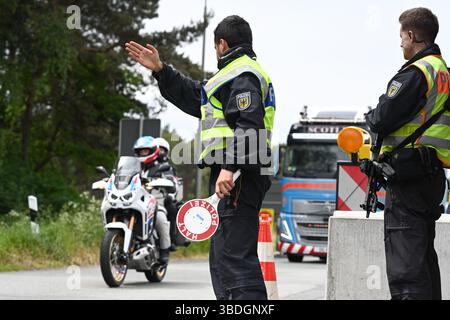 Bad Bentheim, Germania. 24 maggio 2025. Gli agenti della polizia federale controllano il traffico di ingresso al valico di frontiera verso i Paesi Bassi. Su istruzioni del Ministro federale degli interni, l'Ispettorato federale di polizia di Bad Bentheim ha intensificato i controlli alle frontiere. Crediti: Lars Penning/dpa/Alamy Live News Foto Stock