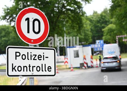 Bad Bentheim, Germania. 24 maggio 2025. Un cartello si trova sul bordo di un checkpoint. Gli agenti della polizia federale controllano il traffico di ingresso al valico di frontiera verso i Paesi Bassi. Su istruzioni del Ministro federale degli interni, l'Ispettorato federale di polizia di Bad Bentheim ha intensificato i controlli alle frontiere. Crediti: Lars Penning/dpa/Alamy Live News Foto Stock
