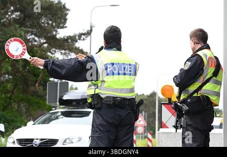 Bad Bentheim, Germania. 24 maggio 2025. Gli agenti di polizia federali controllano il traffico di ingresso al valico di frontiera verso i Paesi Bassi. Su istruzioni del Ministro federale degli interni, l'Ispettorato federale di polizia di Bad Bentheim ha intensificato i controlli alle frontiere. Crediti: Lars Penning/dpa/Alamy Live News Foto Stock
